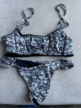 Elysiian Nantucket Bikini Top- Black Floral